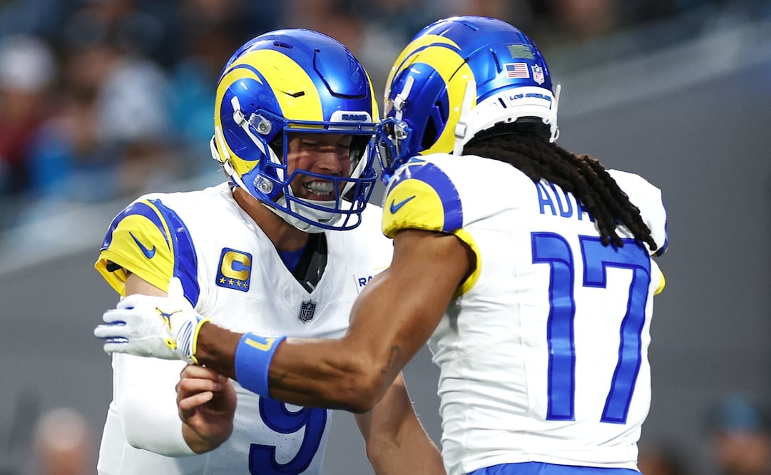 Matthew Stafford y Davante Adams celebran un touchdown de los Rams. FOTO: AFP
