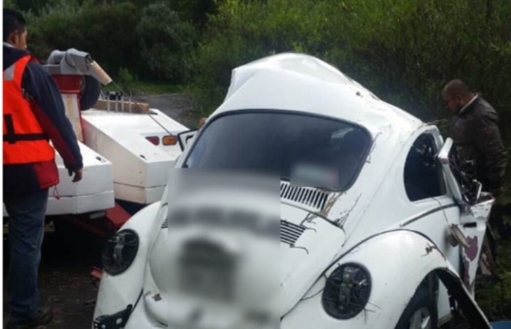 Tres hombres murieron, uno de ellos menor de edad, y otro resultó lesionado al volcar el automóvil en que viajaban en la carretera federal México-Puebla. Foto: @PoliciaFedMx