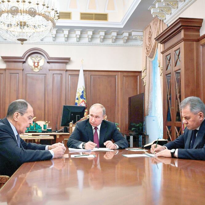 El mandatario ruso, Vladimir Putin (centro), durante una reunión con el ministro de Relaciones Exteriores de Rusia, Sergey Lavrov (izq.), y el ministro de Defensa, Sergei Shoigu, en el Kremlin, en Moscú, el sábado pasado. AP
