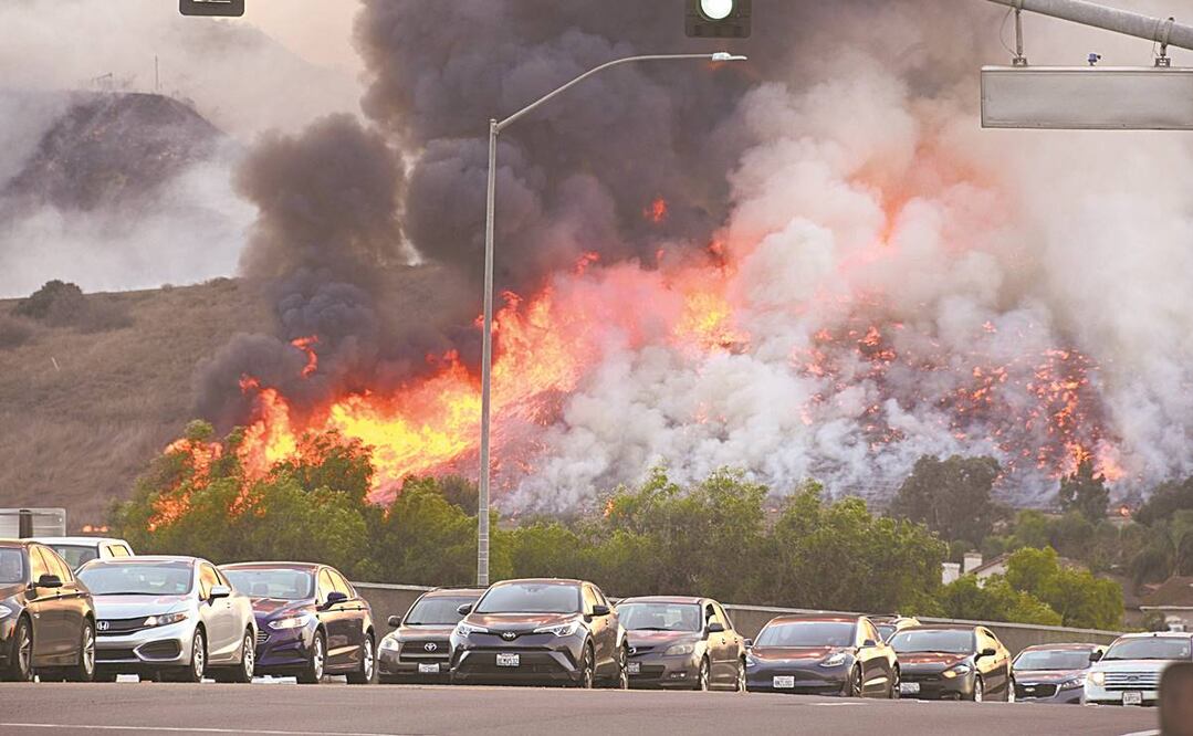 Un incendio en Chino, California. El candidato Joe Biden dijo que EU volverá al Acuerdo de París, si gana. Foto: ROBYN BECK. AFP
