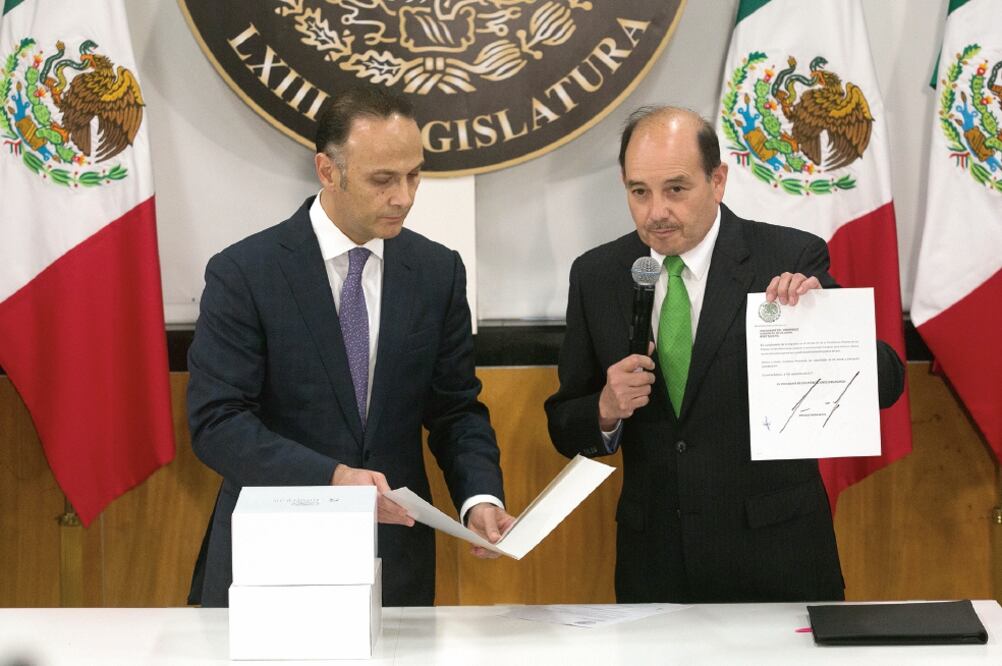 El secretario general de la Cámara de Diputados, Mauricio Farah, recibió de Felipe Solís, subsecretario de Enlace Legislativo de Gobernación, el 5to informe. (TERCERO DÍAZ. CUARTOSCURO)