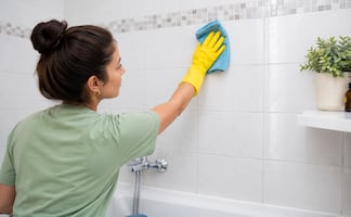¡Azulejos impecables!; la sencilla receta para hacer un limpiador ecológico para tu baño
