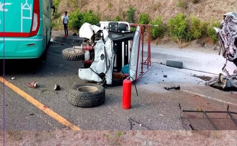 Accidente en carretera Transístmica deja seis muertos; chocan autobús de pasajeros, camioneta y trimoto en Oaxaca. Foto: Especial