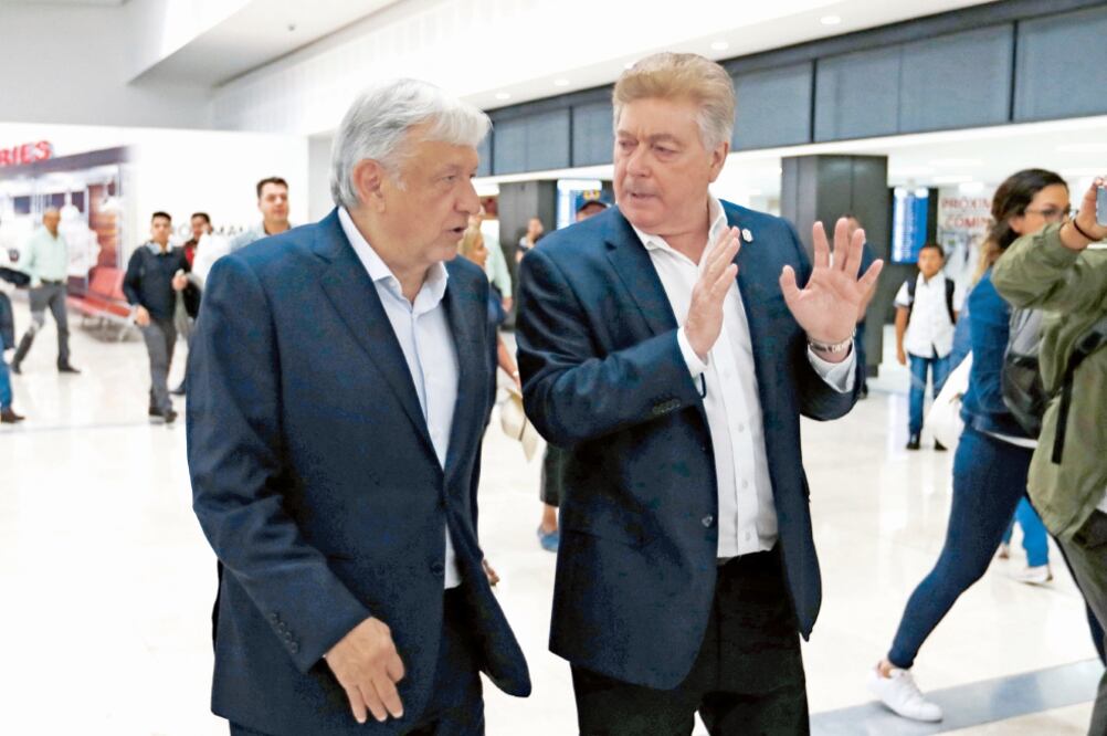 Andrés Manuel López Obrador fue recibido a su llegada a Baja California por el gobernador Francisco Kiko Vega . (YADÍN XOLALPA. EL UNIVERSAL)