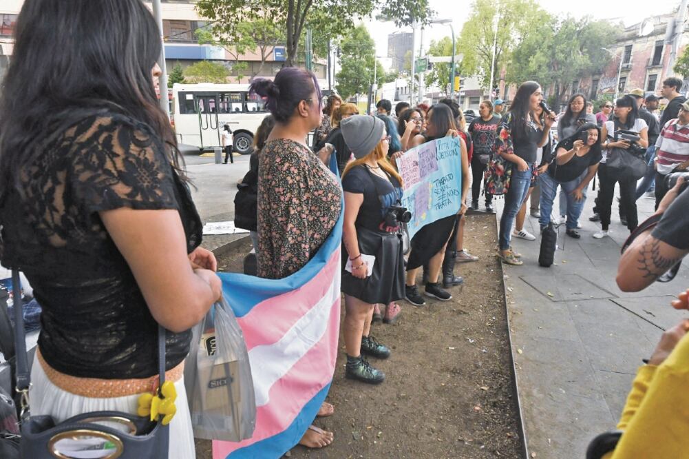 En el marco del Día Internacional de las Trabajadoras Sexuales, las sexoservidoras se reunieron en Puente de Alvarado para pedir que su oficio no se criminalice. Foto: JUAN ARMANDO MARTÍNEZ. EL UNIVERSAL