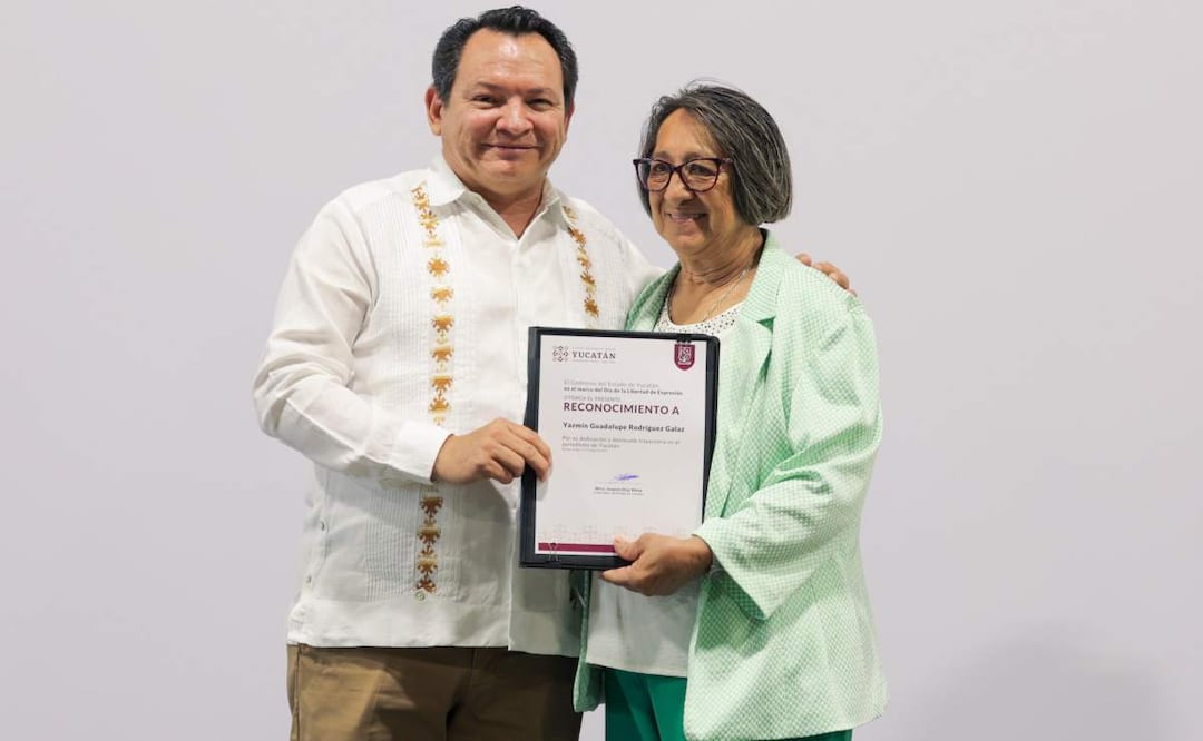 Gobernador de Yucatán Joaquín Díaz Mena, galardona a 5 periodistas, entre ellos la corresponsal de EL UNIVERSAL, Yazmín Rodríguez Galaz (06/06/2025). Foto: Especial