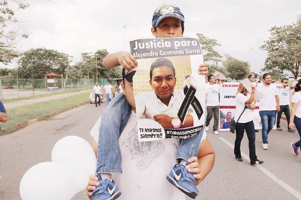 Más de 400 personas encabezadas por familiares de los jóvenes asesinados portaban playeras blancas con la foto de sus seres queridos, exigiendo castigo para los responsables (LUMA LÓPEZ. EL UNIVERSAL)