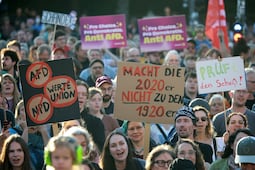 Extrema derecha inicia negociaciones para gobernar en región de Alemania; miles protestan en Berlín