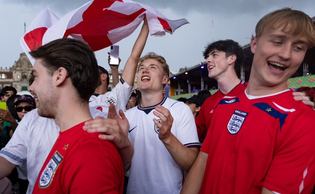 Los aficionados de Inglaterra también se hicieron presentes en la transmisión en el Zócalo.. | Foto: Hugo Salvador.