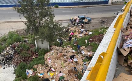 Vuelca tráiler en Ecatepec y pobladores le entran a la rapiña de pacas de cartón