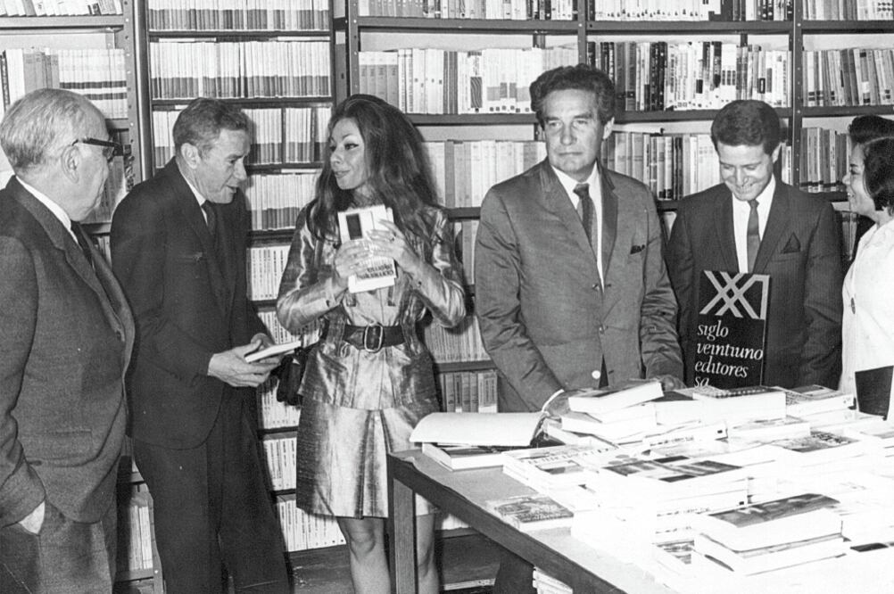 Arnaldo Orfila, Juan Rulfo, María José y Octavio Paz en la presentación de Corriente alterna, 1966 (CORTESÍA SIGLO XXI, JAIME LABASTIDA Y LUIS GALEANA)