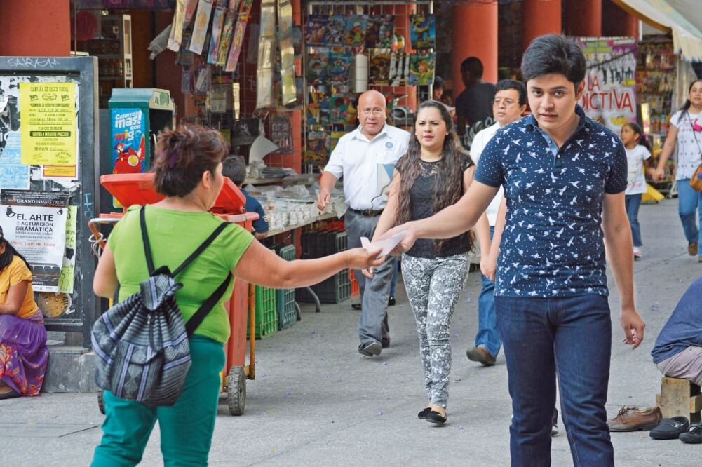 Asaltantes presuntamente se disfrazan como integrantes de un partido político y recorren calles entregando propaganda, para recabar información. (ARCHIVO EL UNIVERSAL)