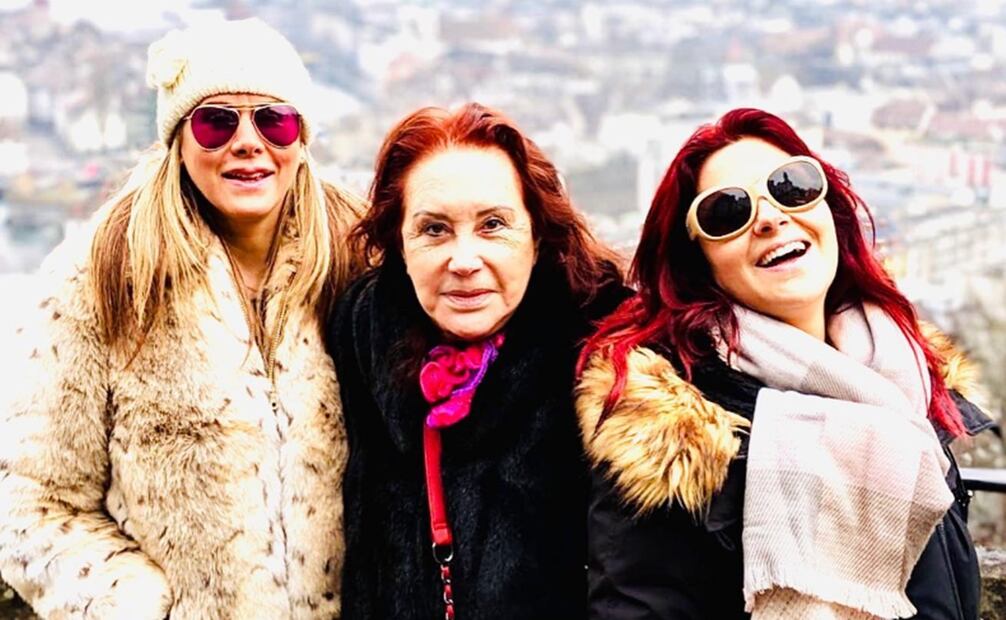 Mónika Sánchez y su hermana Yovanka Sánchez junto a su madre.