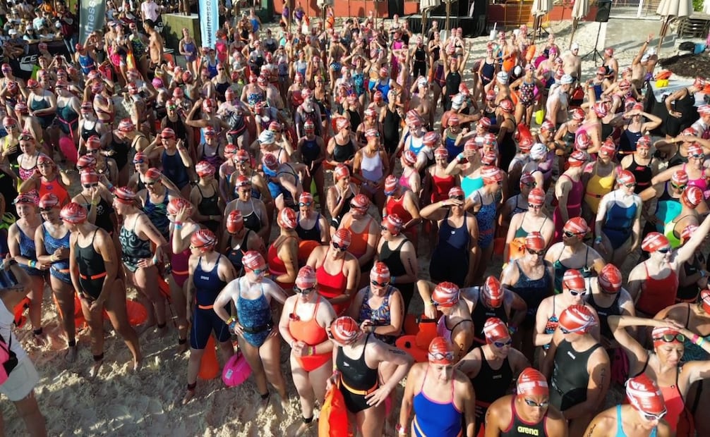 El Cruce Cancún-Isla Mujeres 2026; arranca competencia de aguas abiertas con más de mil 600 nadadores. Foto: Especial