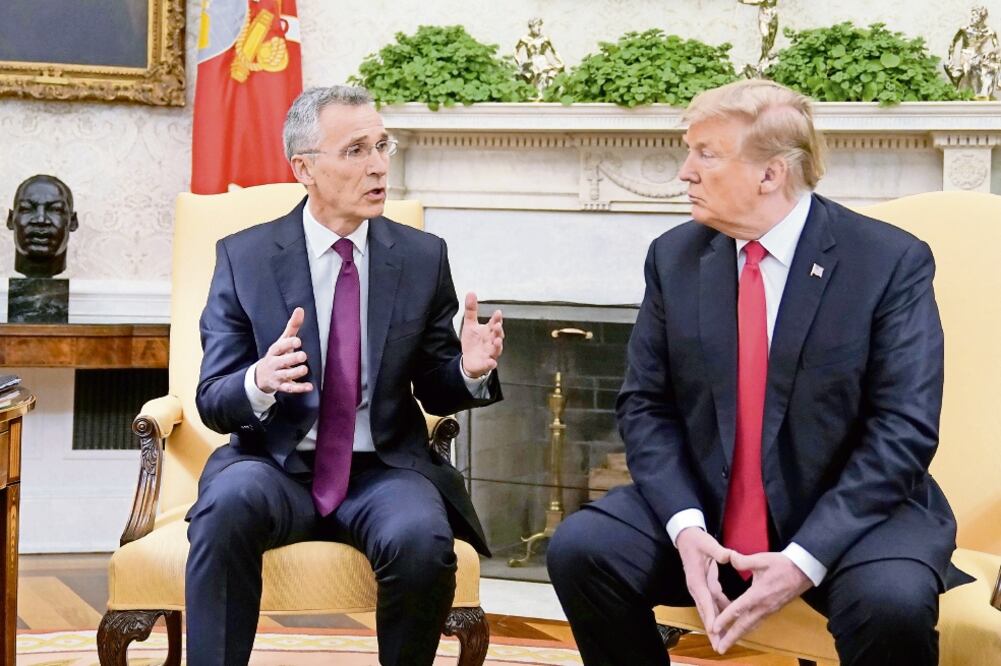 El presidente estadounidense, Donald Trump, al reunirse ayer con el secretario general de la OTAN, Jens Stoltenberg, en Washington. (JOSHUA ROBERTS. REUTERS)