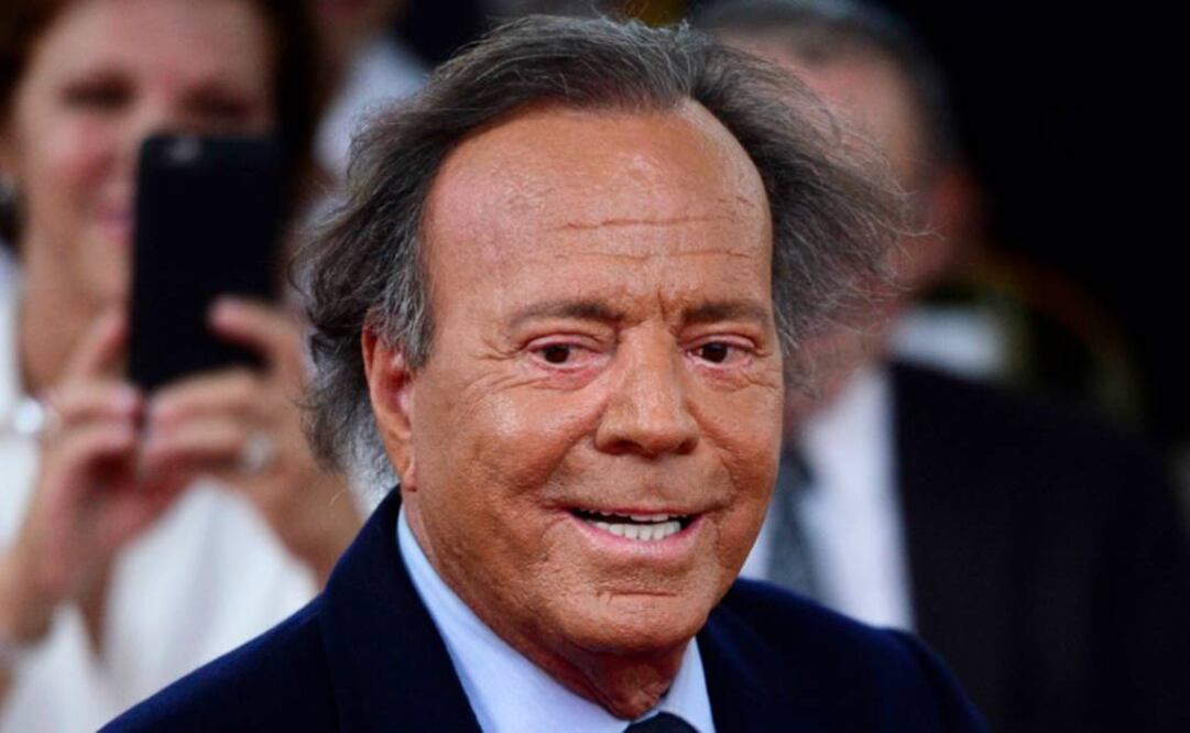 Julio Iglesias fue demandado por la canción "Me olvidé de vivir" FOTO:AP