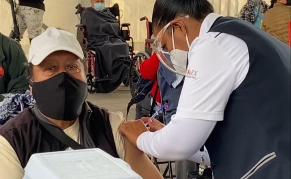 En segundo día de vacunación, mejora organización en Valle de Chalco 