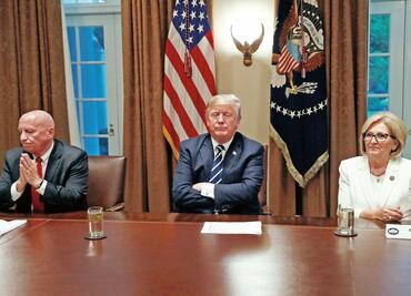 Tras lluvia de críticas, Trump se retracta