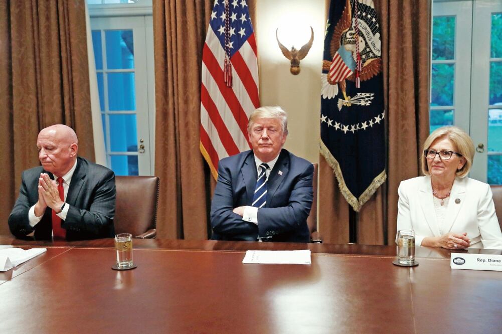 Donald Trump, tras hablar ayer en Washington con medios sobre su reunión del lunes con el presidente ruso, Vladimir Putin (LEAH MILLIS. REUTERS)