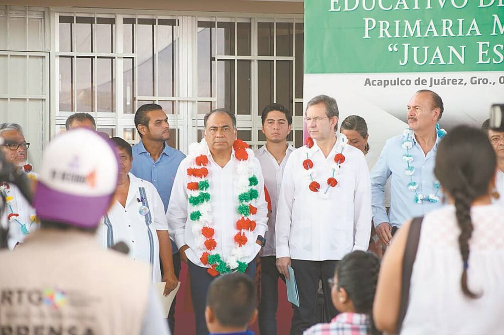 El gobernador Héctor Astudillo, y el secretario de Educación federal, Esteban Moctezuma Barragán, en la entrega del edificio remodelado de la Primaria Juan Escutia, dañado en el sismo de septiembre de 2017. Foto/Especial