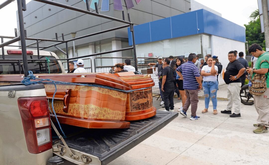 Féretros son trasladados a la morgue en Guayaquil tras el asesinato de seis personas. Foto: Gerardo Menoscal | AFP
