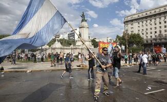 Reforma laboral avanza en Argentina pese a protesta masiva; Milei obtiene respaldo parcial tras debate de 13 horas