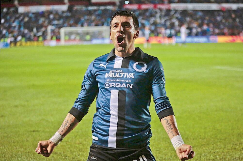 Édgar Benítez se despachó con doblete en el triunfo queretano. ISMAEL ARROYO. IMAGO7