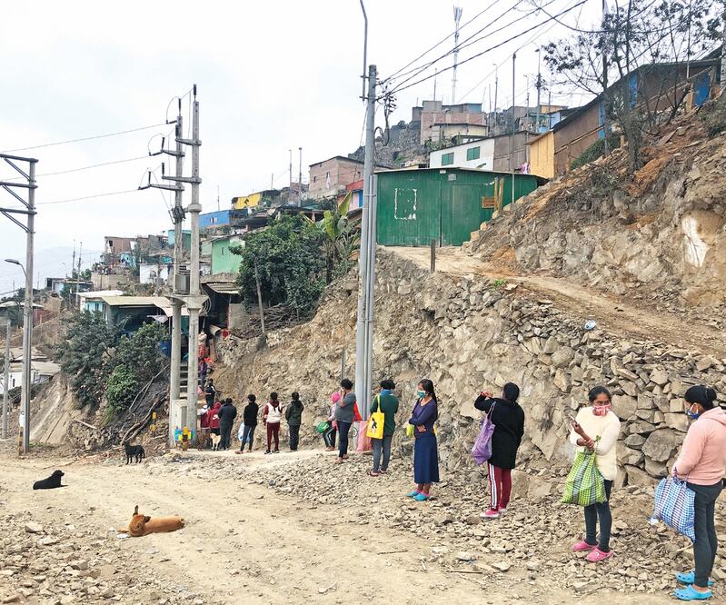 Peruanas de familias en inseguridad alimentaria hacen fila en un barrio de Lima para acceder a servicios de comidas brindados por el Programa Mundial de Alimentos en el plan “olla común”. CORTESÍA PMAO