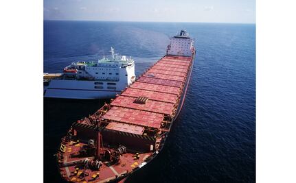 Choque de buques genera fuga de combustible en mar Mediterráneo