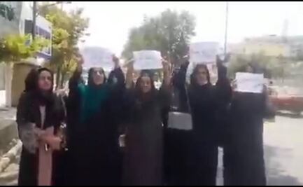 “Trabajo y educación son derechos de las mujeres”, grupo de mujeres afganas protestan en Kabul