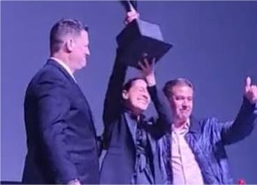 Padres de Federico Gutiérrez reciben el premio Novato del Año que ganó ‘Fico’ en 2022