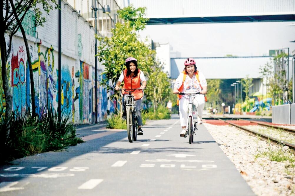 La candidata a la jefatura de la CDMX, Alejandra Barrales, recorrió en bicicleta calles de la Miguel Hidalgo en compañía de la ex delegada Xóchitl Gálvez (CORTESÍA)