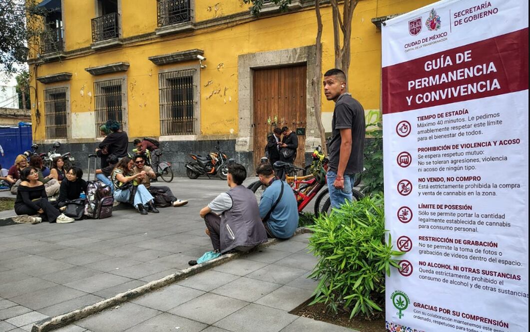 En la Plaza de la Concepción se encuentra desde el lunes una de las zonas acordadas con el Gobierno de la CDMX para el consumo lúdico de la marihuana, el 6 de agosto de 2025. Foto: archivo Luis Camacho/EL UNIVERSAL
