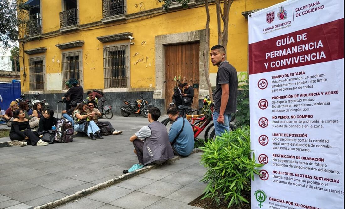 En la Plaza de la Concepción se encuentra desde el lunes una de las zonas acordadas con el Gobierno de la CDMX para el consumo lúdico de la marihuana, el 6 de agosto de 2025. Foto: archivo Luis Camacho/EL UNIVERSAL