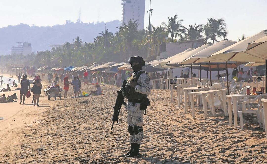 El viernes, a las 5:30, en la playa La Angosta, fue atacado a balazos un hombre, quien quedó herido y fue trasladado a un hospital, por lo que elementos de la GN vigilaron la zona. Foto: Cuartoscuro