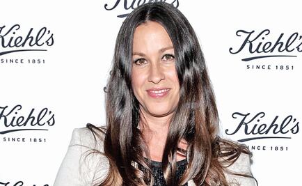 Alanis Morissette amamanta a su bebé y enternece Instagram