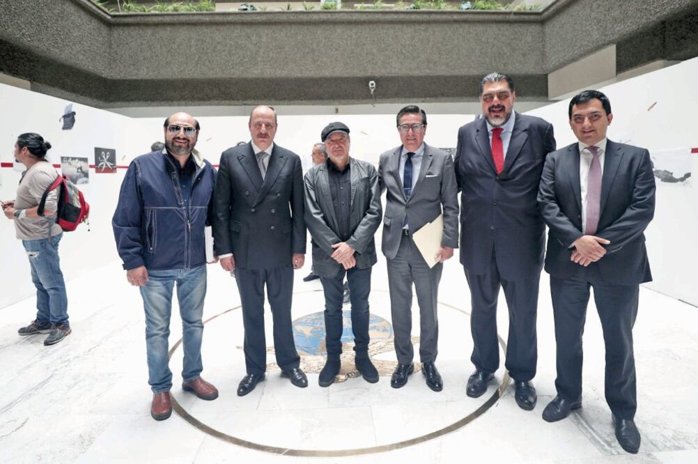 En el lobby de esta casa editorial durante la inauguración de la muestra: el caricaturista Kemchs, Lic. Juan Francisco Ealy Lanz Duret, el monero Boligán, el director David Aponte, el subdirector Carlos Benavides y el subdirector de Opinión Esteban Román.