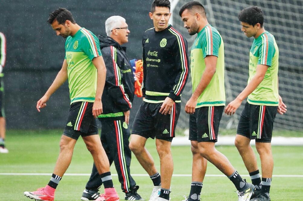 Hasta una alineación completa del Tricolor cambia cada 20 minutos. FOTO: JOSÉ MÉNDEZ. EFE)