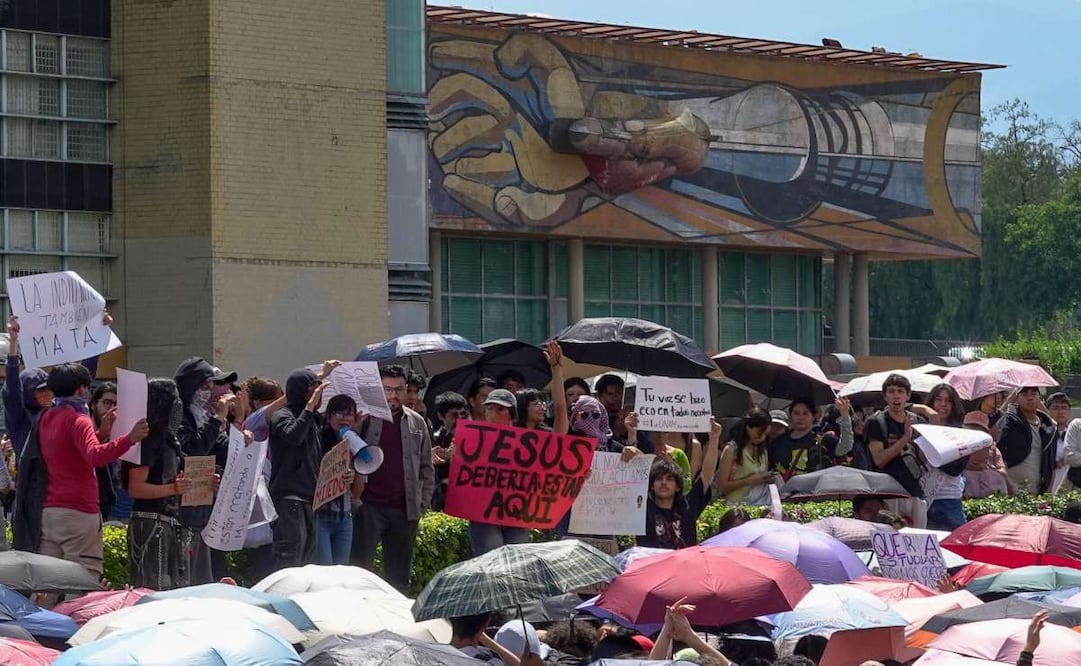 Asamblea de seguridad por parte de alumnos de la UNAM, luego de que un estudiante muriera y un trabajador resultará herido, tras el ataque por un tercer alumno dentro de las instalaciones de CCH Sur (23/08/25). Foto: Rogelio Morales/ Cuartoscuro