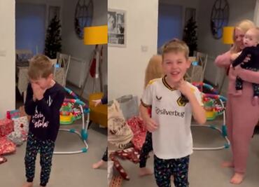 Aficionado de Wolves llora al ver que Santa Claus le trajo el jersey de Raúl Jiménez