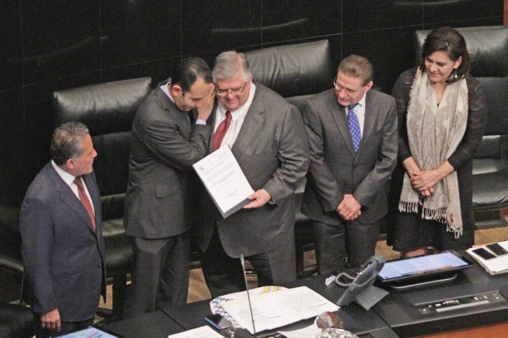 Agustín Carstens, rodeado de senadores, fue ratificado para un segundo periodo al frente del Banco de México (CARLOS MEJÍA. EL UNIVERSAL)