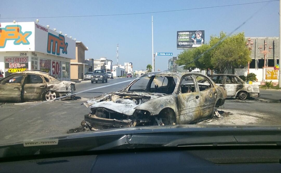 Bloqueos con autos quemados, llantas quemadas y persecuciones a balazos es lo que se vivió en Reynosa.    (Foto: Julio Manuel L. Guzman) 