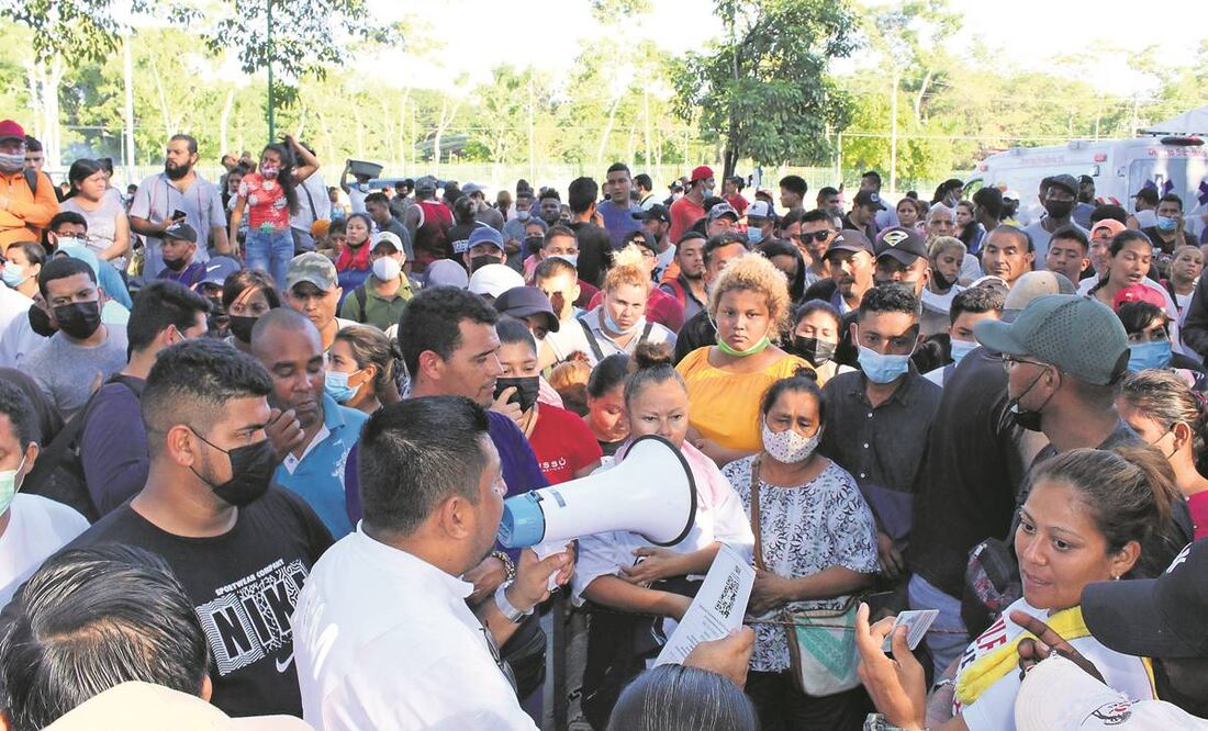 Cientos de migrantes protestaron ayer en Tapachula, Chiapas, para exigir al INM que agilice los trámites. Foto: Especial.