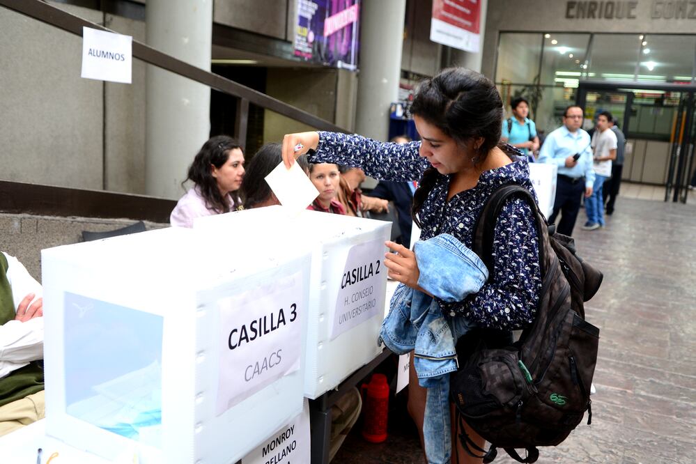 Desde temprana hora, estudiantes y académicos acudieron a las urnas para elegir a sus representantes ante el Consejo Universitario. /Especial