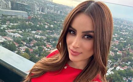Cynthia Rodríguez luce su baby bump en traje de baño con volantes
