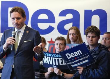 Demócrata Dean Phillips suspende su candidatura presidencial y respalda a Biden