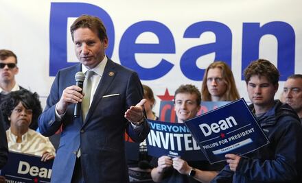 Demócrata Dean Phillips suspende su candidatura presidencial y respalda a Biden