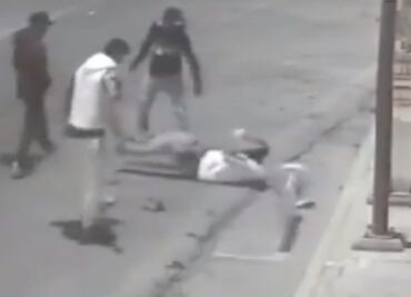 VIDEO: 3 sujetos golpean y apedrean en la cabeza a Alan Mora en Acolman, Edomex