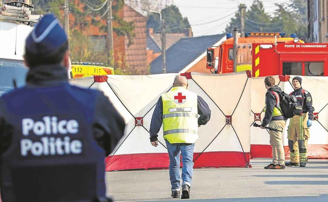 Policías acordonaron el lugar en el que fueron atropellados asistentes a un carnaval en Bélgica. Foto: Julien Warnand/EFE