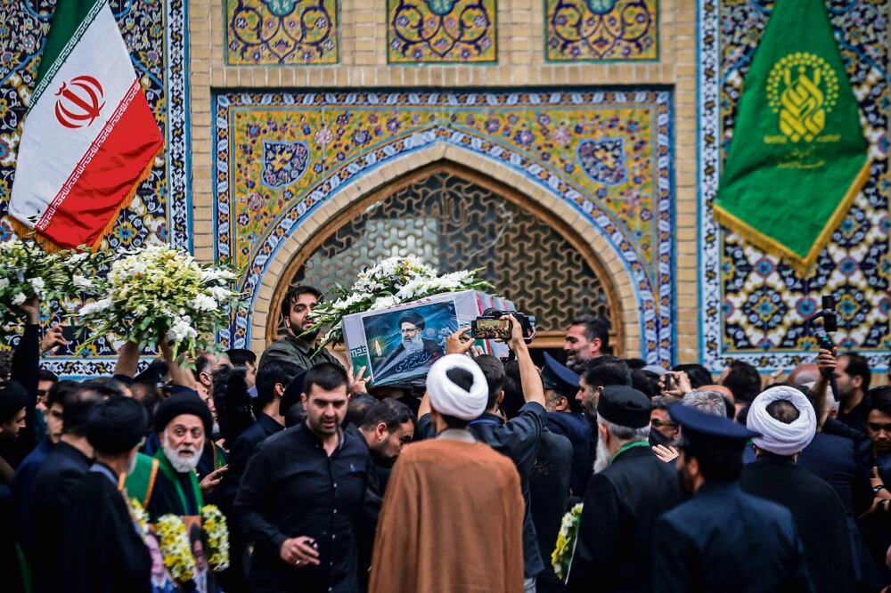 Asistentes a la procesión fúnebre del presidente de Irán, Ebrahim Raisi, en Qoms. Foto: de Hamd Abedi. AFP